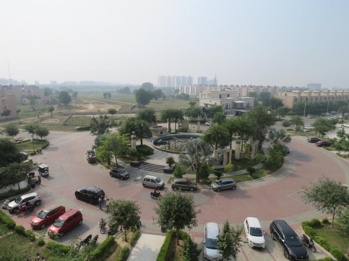 - Place To Near Prem Mandir , Iskcon , Banke Bihari ,premanand Maharaj Ashram * Vrindavan