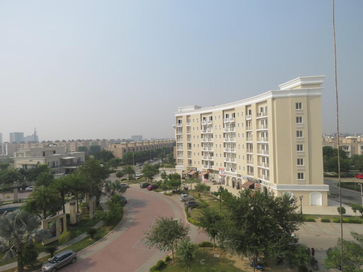 - Place To Near Prem Mandir , Iskcon , Banke Bihari ,premanand Maharaj Ashram Apartment *