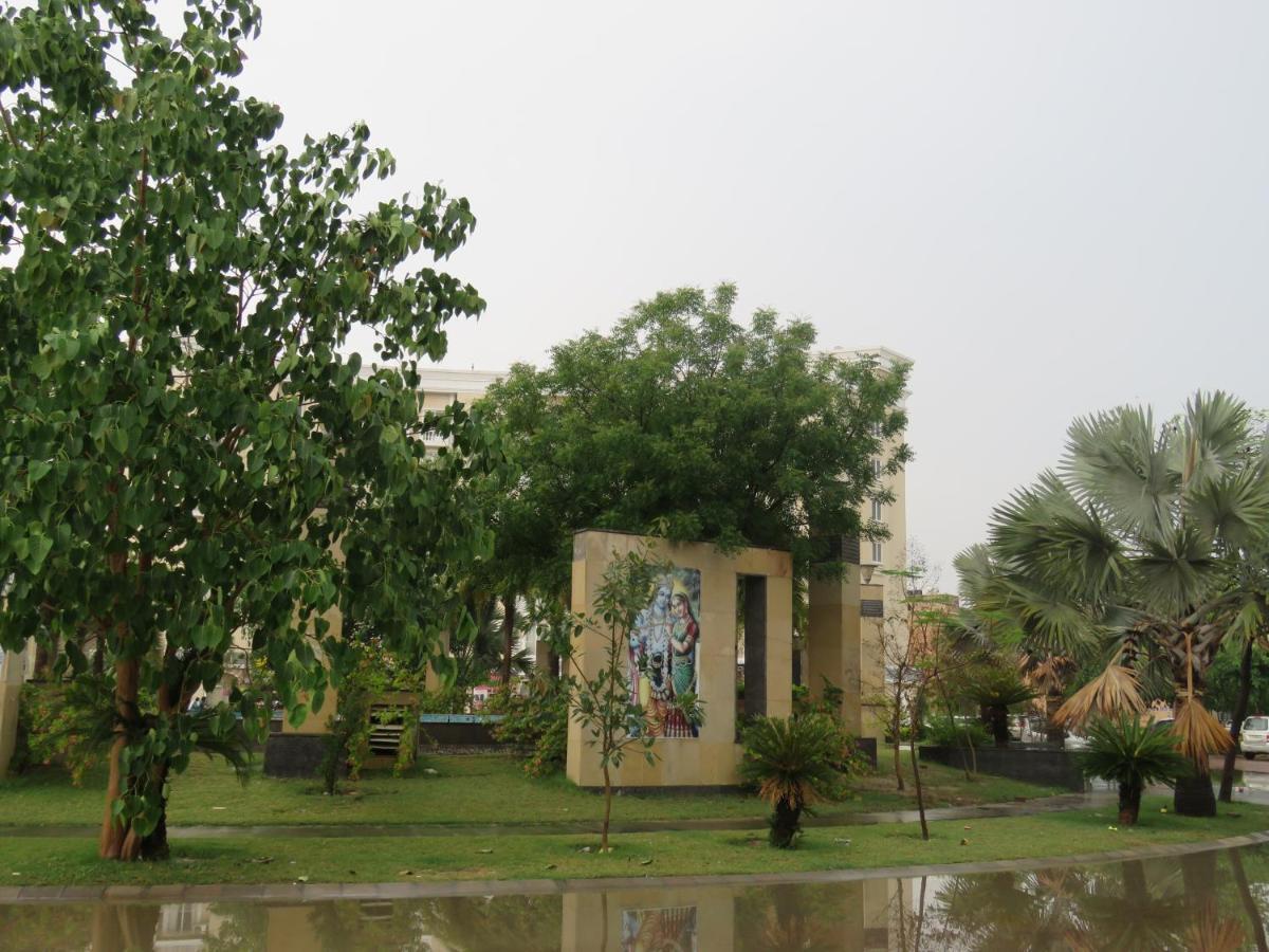 - Place To Near Prem Mandir , Iskcon , Banke Bihari ,premanand Maharaj Ashram Apartment